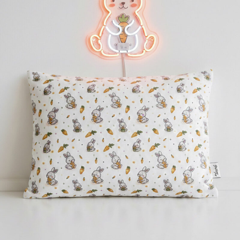 More Home Müslin Bebek Yastık Kılıfı Kapaklı 35X45 Havuç Yiyen Tavşan Turuncu Gri